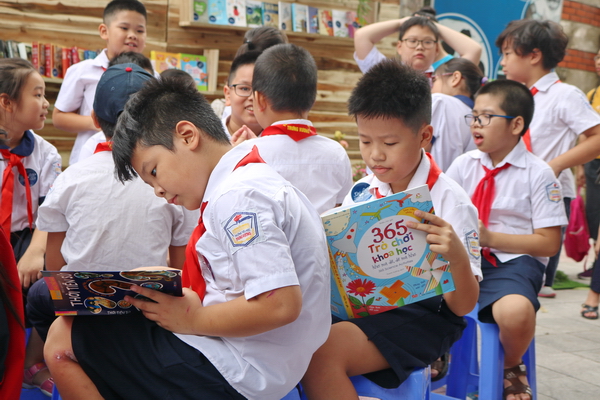 Các em thiếu nhi say mê đọc sách tại Ngày hội "Đọc sách vì tương lai"