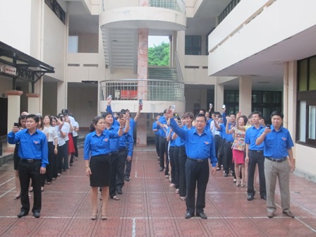 Tập thể cán bộ, công chức, người lao động CQ Tỉnh Đoàn đồng loạt nhắn tin ủng hộ chương trình.