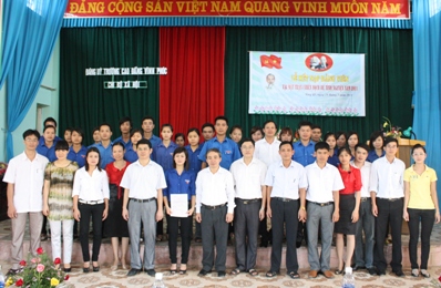 Lễ kết nạp đảng viên mới cho ĐVƯT Nguyễn Thị Bích Phương (Trường Cao đẳng Vĩnh Phúc) ngay tại mặt trận Chiến dịch Thanh niên- Học sinh- Sinh viên  tình nguyện hè 2011