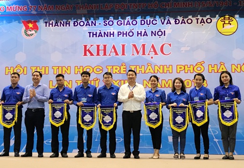Tại chương trình, Ban tổ chức đã trao cờ lưu niệm cho các đơn vị tham gia Hội thi