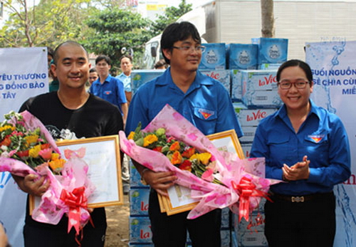 Đồng chí Nguyễn Thị Hồng Nhung, Bí thư Tỉnh đoàn trao giấy khen cho các đơn vị tài trợ