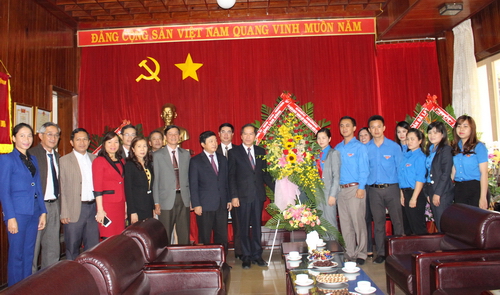 Lãnh đạo tỉnh tặng hoa chúc mừng Tỉnh Đoàn nhân kỷ niệm 85 năm ngày thành lập Đoàn TNCS Hồ Chí Minh