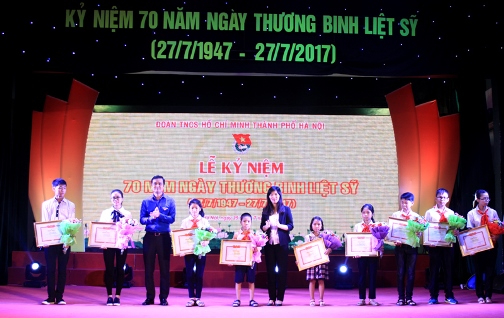 Đồng chí Bùi Quang Huy - Bí thư BCH Trung ương Đoàn trao tuyên dương tuyên dương 10 gương sáng là con anh hùng, liệt sỹ, thương bệnh binh