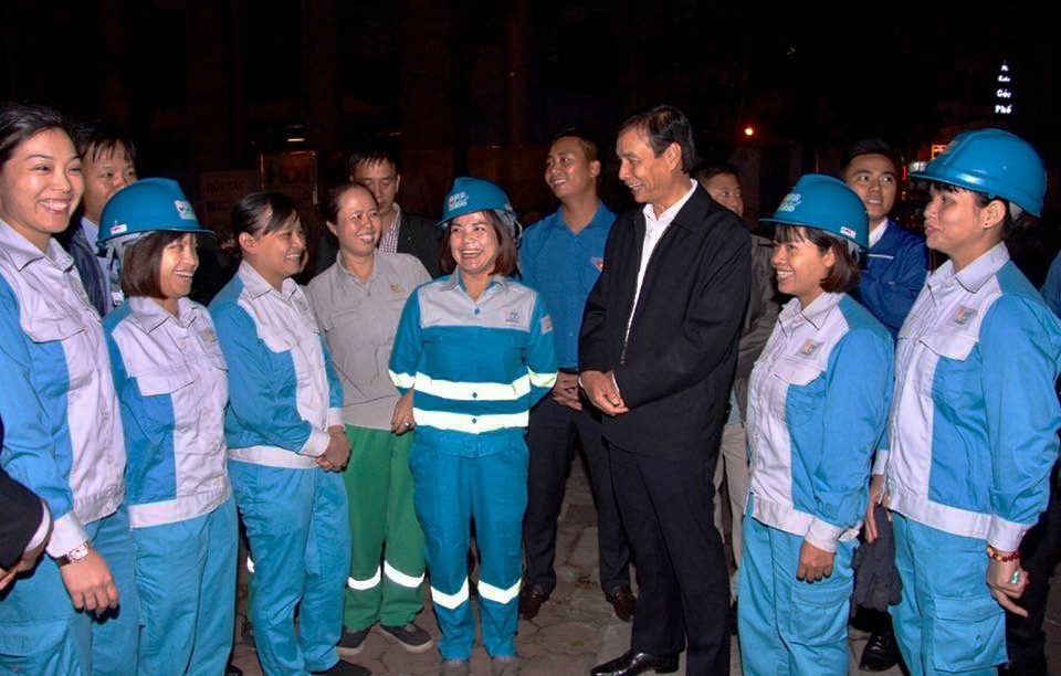 Các đại biểu thăm hỏi, động viên các nữ công nhân vệ sinh môi trường đang tham gia làm việc trên tuyến phố Trần Nhân Tông, quận Hoàn Kiếm