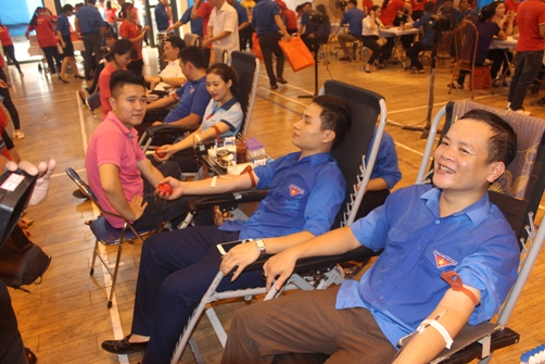ĐVTN tham gia hiến máu tình nguyện tại ngày hội