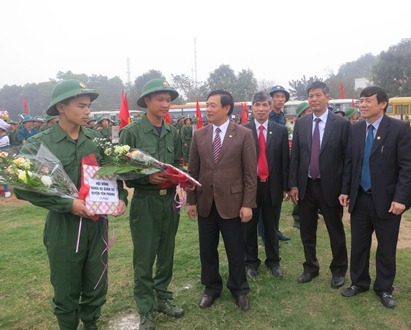 Đ/c Trần Văn Túy – Bí thư Tỉnh ủy Bắc Ninh tặng hoa động viên tân binh lên đường nhập ngũ năm 2013