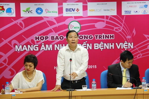 Đồng chí Nguyễn Phi Long phát biểu tại buổi Họp báo