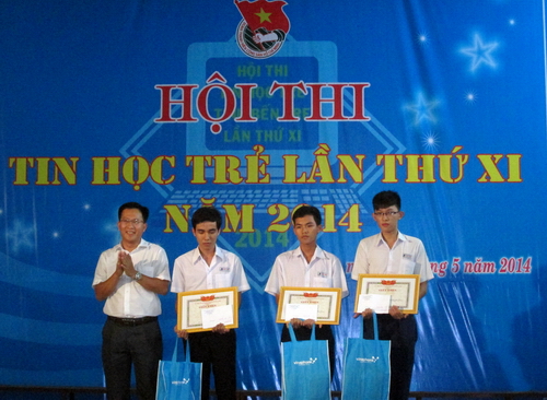 Đồng chí Trần Tú Anh – Phó Bí thư Tỉnh đoàn, chủ tịch Hội đồng Đội tỉnh trao giải cho các thí sinh