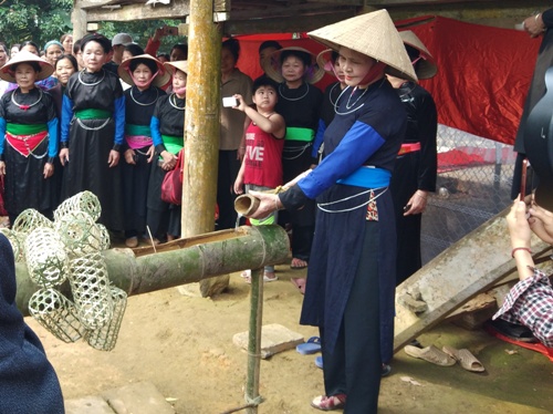 Đại diện nhà trai, nhà gái thực hành các nghi thức theo phong tục truyền thống của đồng bào dân tộc Tày.