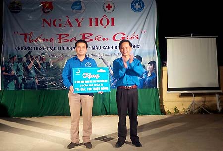 đ.c  Trần Xuân Anh, PCT Thường trực Hội LHTN  tỉnh trao tặng công trình "Ánh sáng đường quê" cho Hội LHTN huyện Hướng Hóa