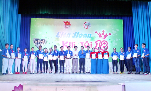Đồng chí Trần Tú Anh - Phó Bí thư Tỉnh đoàn trao giải nhất cho đơn vị huyện Giồng Trôm
