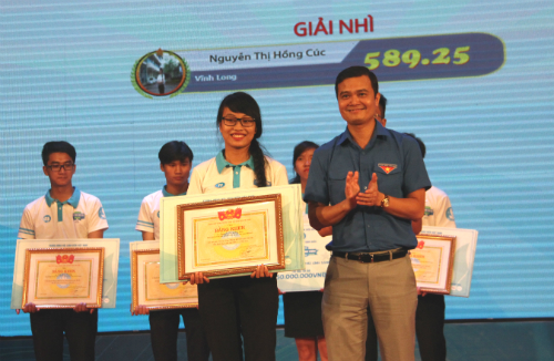 Đồng chí Bùi Quang Huy - Bí thư TƯ Đoàn trao giải Nhì cho thí sinh 