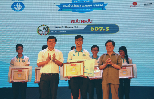 Đồng chí Lê Quốc Phong - và đồng chí Nguyễn Văn Hùng - Phó Trưởng ban Dân vận Trung ương trao giải nhất cho Nguyễn 
