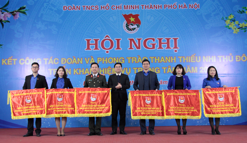  Đồng chí Nguyễn Văn Thắng, UVTV Trung ương Đoàn, Thành ủy viên, Bí thư Thành đoàn Hà Nội trao cờ thi đua cho các đơn vị
