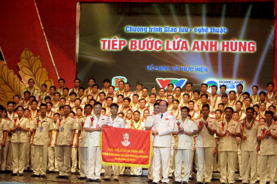 Đại tướng Trần Đại Quang, Ủy viên Bộ Chính trị, Bộ trưởng Bộ Công an tặng cờ mang chân dung Chủ tịch Hồ Chí Minh cho Đoàn thanh niên Bộ Công an.