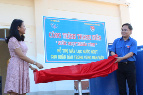 Bí thư Trung ương Đoàn Nguyễn Anh Tuấn và đại diện nhà tài trợ khánh thành công trình thanh niên hỗ trợ máy lọc nước ngọt cho nhân dân vùng hạn mặn
