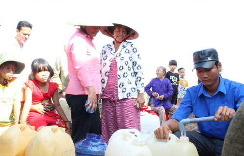 ĐVTN hỗ trợ người dân lấy nước ngọt phục vụ sinh hoạt