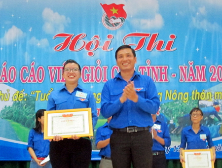 Đồng chí Trần Quốc Việt - Bí thư Tỉnh đoàn trao giấy khen cho thí sinh đạt giải nhất hội thi