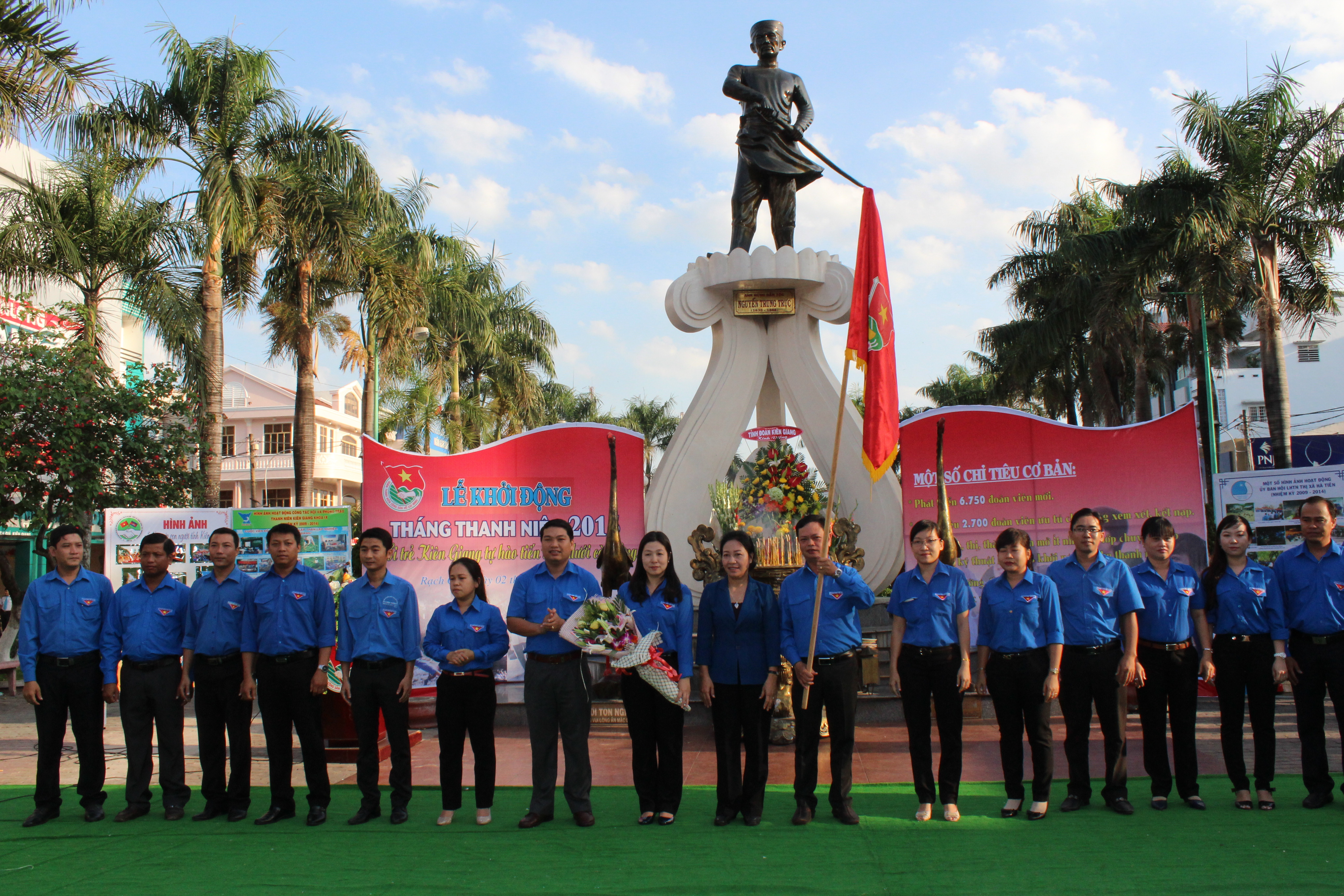 Đồng chí Đặng Tuyết Em – Phó Bí thư Thường trực Tỉnh ủy, Chủ tịch HĐND tỉnh tặng cờ và hoa cho Ban Chỉ đạo Tháng tại Lễ phát động Tháng Thanh niên 2015.