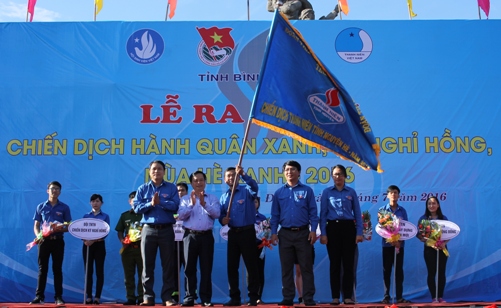 Đ/c Nguyễn Tuấn Than – Phó Chủ tịch UBND tỉnh trao cờ tại buổi lễ