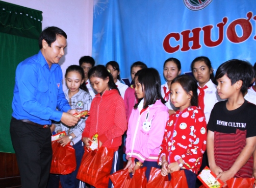  Hình 2: Đ/c Hà Duy Trung trao quà qua các em học sinh có hoàn cảnh khó khăn