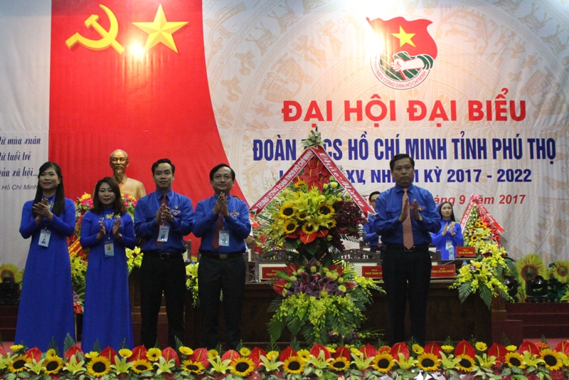 Đồng chí Nguyễn Long Hải, Bí thư TƯ Đoàn tặng hoa chúc mừng Đại hội