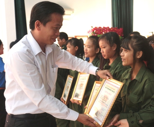   ANH : Đồng chí Đinh Nguyên Vũ - Bí thư Tỉnh đoàn Quảng Nam trao giấy chứng nhận cho các em học viên nhí