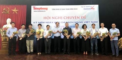 Đồng chí Nguyễn Anh Tuấn tặng hoa chúc mừng các đồng chí lãnh đạo các cơ quan báo chí của Đoàn