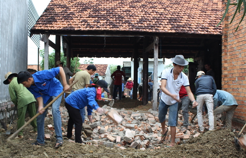 Thanh niên địa phương tham gia giúp năm chị em Dung xây nhà
