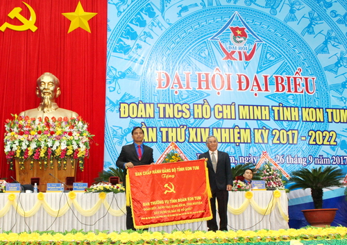 Đồng chí Nguyễn Văn Hùng - Bí thư Tỉnh ủy Kon Tum trao tặng bức trướng