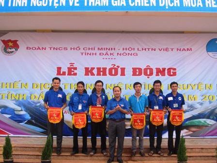  Đ/c Y Quang B'Krông -Bí thư Tỉnh đoàn tặng cờ lưu niệm cho các trường ĐH, CĐ về tăng cường tại mặt trận tỉnh Đắk Nông
