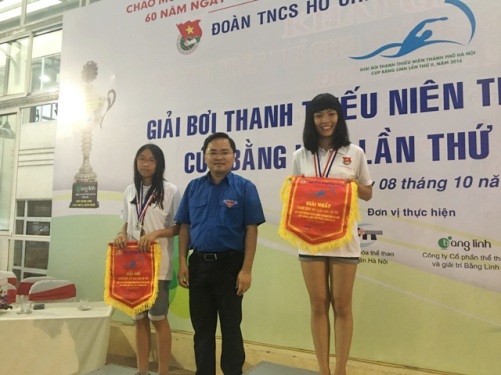 Đồng chí Nguyễn Anh Tuấn, Bí thư BCH Trung ương Đoàn trao huy chương và phần thưởng của các vận động viên xuất sắc
