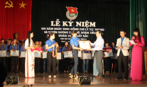 Đ/c Nguyễn Văn Sơn Sơn - Ủy viên Ban Thường vụ Tỉnh ủy, Trưởng Ban Tuyên giáo Tỉnh ủy trao tặng Bằng khen cho cán bộ Đoàn tiêu biểu.