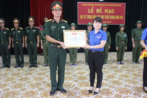 Đồng chí Nguyễn Thị Thanh Huyền, Tỉnh ủy viên, Phó Bí thư Tỉnh đoàn trao bằng khen cho các cá nhân có thành tích xuất sắc trong khung quản lý lớp học kỳ trong Quân đội