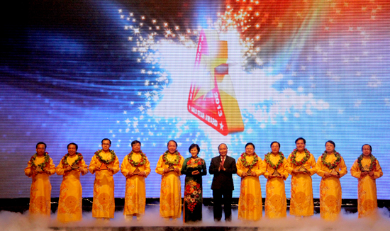 Phó Thủ tướng Chính phủ Nguyễn Xuân Phúc và Phó Chủ tịch Quốc hội Nước Cộng hòa XHCN Việt Nam Nguyễn Thị Kim Ngân  trao giải thưởng TOP 10 doanh nghiệp Sao vàng Đất Việt.