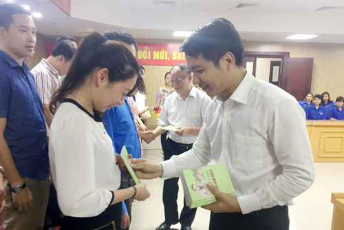 Bí thư BCH Trung ương Đoàn Nguyễn Ngọc Lượng tặng sách “Sửa đổi lề lối làm việc” của Chủ tịch Hồ Chí Minh cho đại diện các cơ sở Đoàn trực thuộc Đoàn cơ quan.