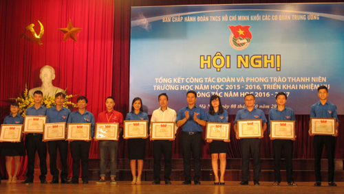 Bí thư Trung ương Đoàn Nguyễn Ngọc Lương trao Bằng khen cho các cá nhân đạt danh hiệu "Sinh viên 5 tốt" cấp Khối 