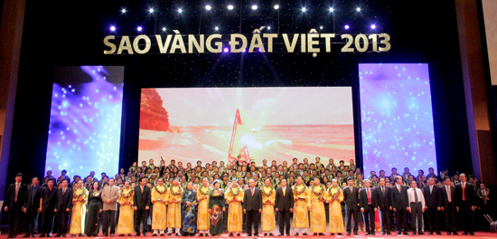 Chụp ảnh lưu niệm cùng các đại biểu đạt giải Sao Vàng Đất Việt.