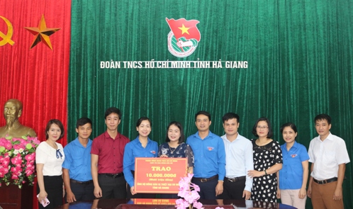 Đại diện Đoàn TNCS Hồ Chí Minh Cụm miền núi Đông Bắc Bộ trao quà hỗ trợ cho đồng bào Hà Giang