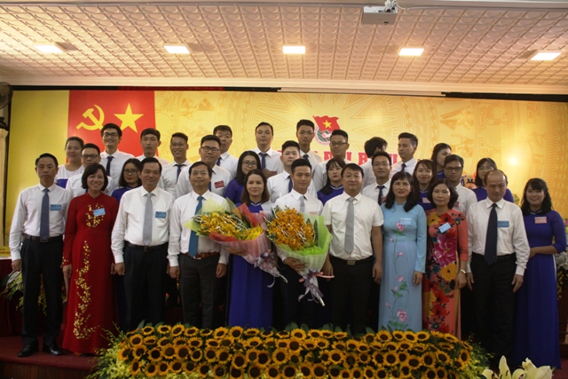 Đại diện lãnh đạo Thành đoàn Hà Nội, quận Cầu Giấy chúc mừng BCH Quận đoàn khóa V