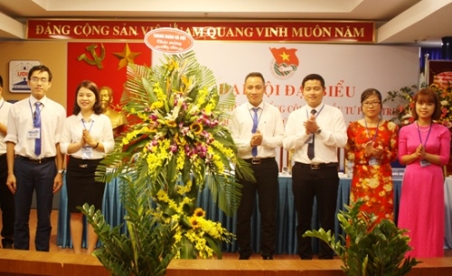Đồng chí Chu Hồng Minh, Phó Bí thư Thành đoàn, Phó Chủ tịch Thường trực Hội Sinh viên Việt Nam TP Hà Nội tặng hoa chúc mừng đại hội