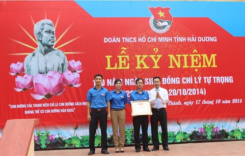 Đồng chí Hoàng Quốc Thưởng, ủy viên BTV Trung ương Đoàn, Bí Thư Tỉnh đoàn tặng Bằng khen cho BCH Đoàn trường THPT Kim Thành II.