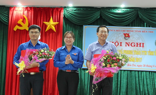 Đồng chí Nguyễn  Thị Hồng Nhung trao hoa và quà của BCH Tỉnh đoàn cho các đồng chí chuyển công tác