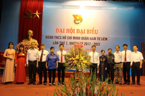 Các cựu cán bộ đoàn huyện Từ Liêm chúc mừng đại hội của tuổi trẻ Nam Từ Liêm