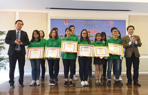  trao bằng khen cho 30 tình nguyện viên xuất sắc vì những thành tích đạt được trong quá trình tham gia các hoạt động hỗ trợ du lịch Thăng Long - Hà Nội năm 2016