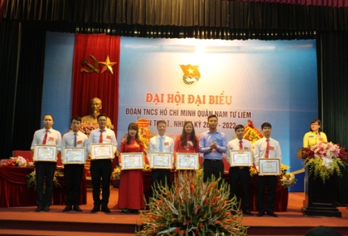 Đồng chí Nguyễn Đức Tiến, Phó Bí thư Thành đoàn Hà Nội trao Bằng khen cho các cá nhân, tập thể xuất sắc