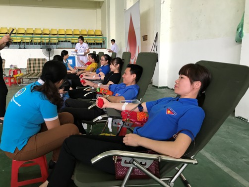 Đoàn viên thanh niên tham gia hiến máu tại Ngày hội