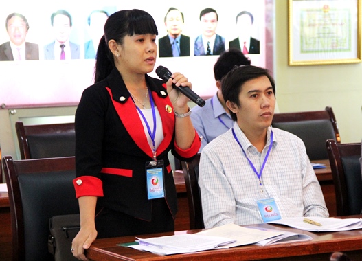 đại biểu Trần Thị Hồng Huyến (Trung tâm Giống nông nghiệp, Sở Nông nghiệp và PTNT tỉnh Vĩnh Long) trình bày về vai trò của cán bộ, công chức trẻ trong việc chuyển giao các tiến bộ khoa học kỹ thuật ứng dụng phục vụ sản xuất của nông dân