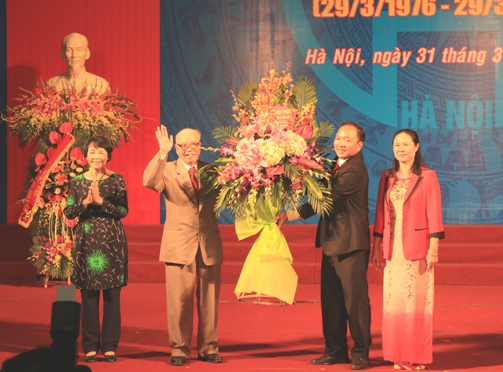 Đại diện Huyện Lâm Hà tặng hoa chúc mừng kỷ niệm 40 năm