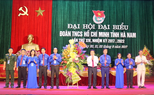 Bí thư thường trực Trung ương Đoàn Nguyễn Mạnh Dũng tặng hoa chúc mừng Đại hội